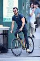 Justin Theroux shows off biceps during NYC bike ride | Daily Mail ...