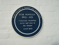 Plaque to Novello at Redroofs