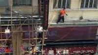 ... scaffolders defy gravity ...